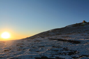 雪坡上的日出美景
