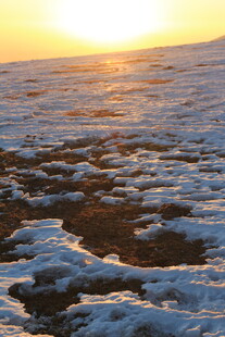 夕阳下的冰雪覆盖大地