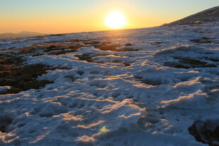 雪地上的壮丽日落景观