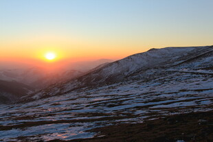 雪山日出壮丽美景