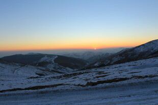 雪岭上的壮丽日出景色