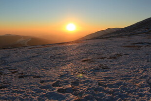 雪地上的壮丽日出景观