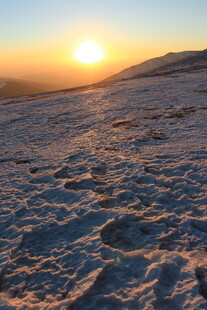雪地上的壮丽日出景观