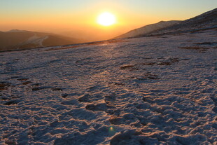 雪地上的壮丽日落景观