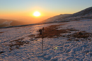 雪地日落中的孤独身影