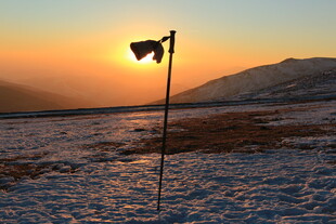 雪地中夕阳下的测量仪器