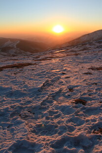 雪地上的壮丽日落景观