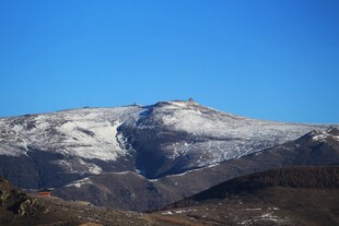 雪山景致 蓝天映衬下的壮美