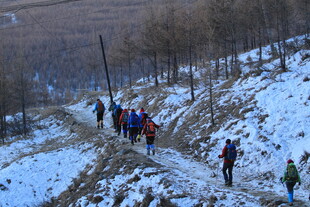 雪地徒步队伍行进中
