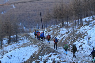 雪地徒步队伍