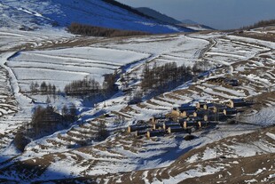 雪覆山村美景
