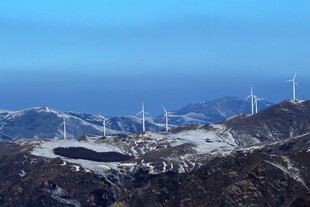 雪山间的风力发电机组