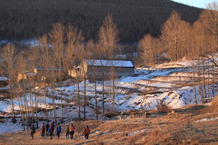 冬日雪地游玩场景
