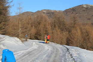 雪地山间的骑行者
