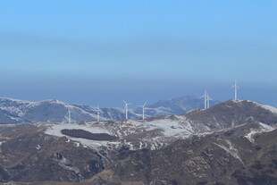 雪山远景与风力发电景观