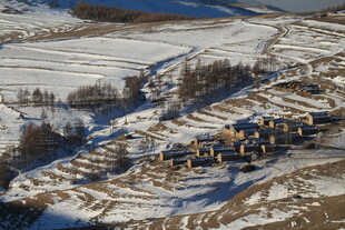 冬日山村雪景俯瞰图