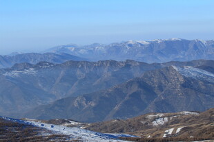 冬日壮美山峦景色