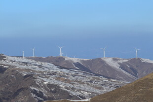 山坡上的风力发电机组