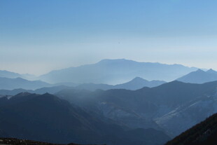 壮丽山景 云雾缭绕群山