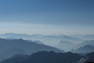 山峦叠嶂的壮阔景致