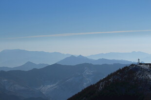 山巅远望壮丽山峦景色