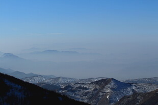 冬日山峦雪景远眺