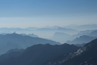 山峦叠嶂的壮美自然景观