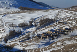 冬日山谷中的村庄雪景