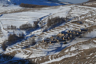雪覆山地中的村落景观