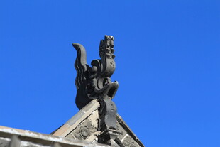 屋顶上的神秘雕塑