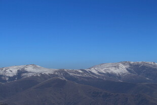 雪覆远山蓝天景