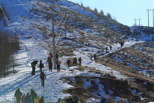冬日山坡徒步人群