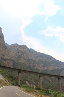 山间公路旁的壮丽山景