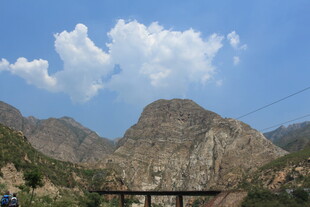 壮丽山景与蓝天白云