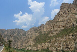 山间公路旁的壮丽峡谷风光