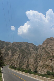 山间公路与蓝天白云美景