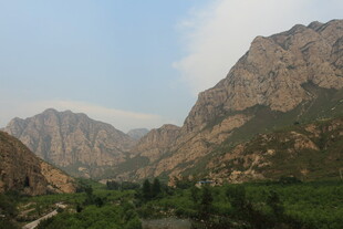 壮丽山景与翠绿植被