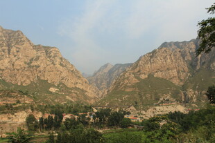 壮丽山景 绿意点缀山间