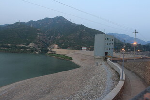 黄昏下的湖边大坝景色