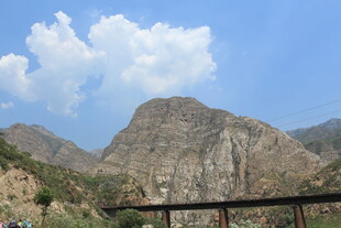 壮丽山景与蓝天白云