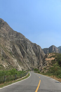 山间蜿蜒公路美景