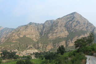 山间公路旁的壮丽山景