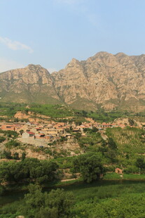 壮丽山景与绿野风光