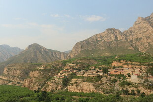 壮丽山景 绿意点缀