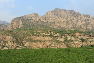 壮丽山峦下的翠绿风光