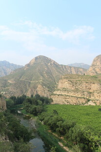 山间绿野河流美景