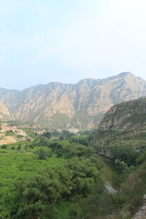 山间绿意盎然的秀丽景致