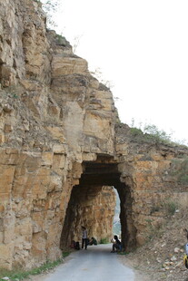 山间石砌隧道中的车辆