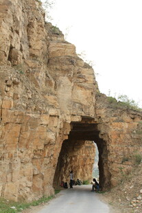 山间石拱隧道景观