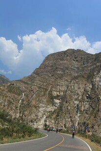 蜿蜒山路旁的壮丽山景